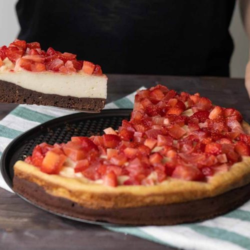 veganer Brownie Käsekuchen mit Erdbeeren