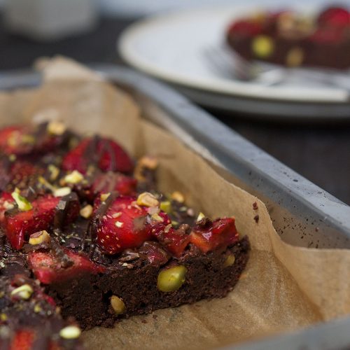 Rezept für vegane Schoko Brownies mit Erdbeeren und Pistazien