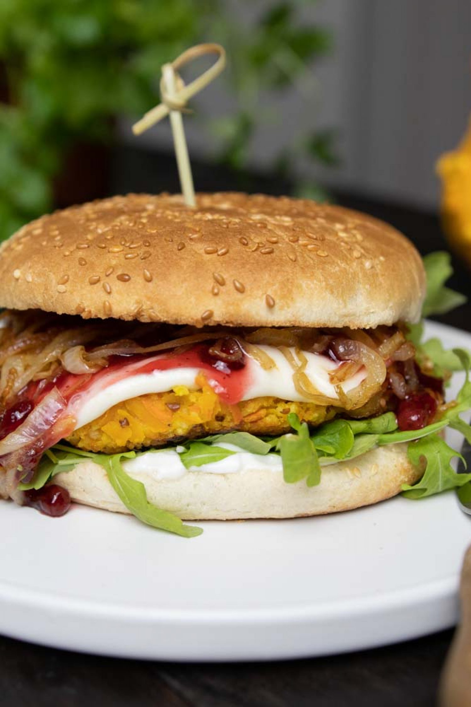 Veganer Kürbis-Burger mit Balsamico-Zwiebeln