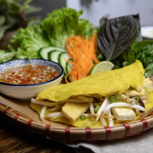 Veganes Banh Xeo mit vielen Kräutern